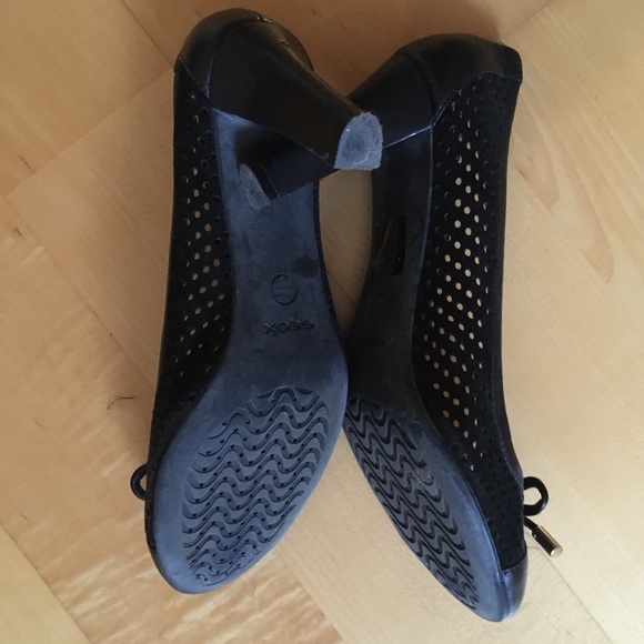 2.5” leather heels - Picture 3 of 3